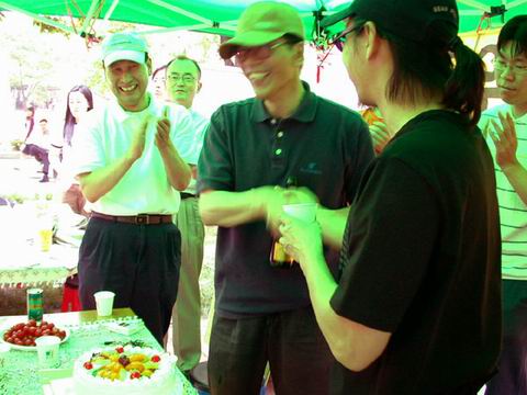 축배를 드는 김동우 교수, 황철민 감독, 박춘노위원장 